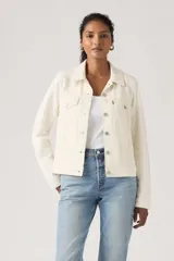Campera Levi's de denim color blanco crudo, con bolsillos con solapa en el pecho y cierre frontal de botones metálicos.
