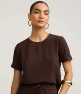 Blusa de manga corta marrón con cuello redondo, confeccionada en poliéster con efecto airflow.