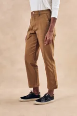 Pantalón cargo color verde oliva, de corte recto, con bolsillos laterales y traseros.