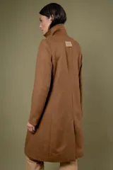 Tapado de corte sastre con diseño de espiga en tonos blanco y negro. Cuenta con solapas clásicas, cierre frontal de un botón y bolsillos laterales.