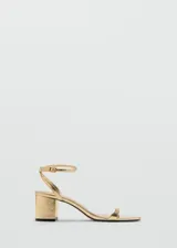 Sandalia de tacón bloque color dorado, con diseño de tira delantera y cierre de pulsera al tobillo con hebilla metálica.