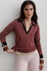Remera de algodón con cuello camisero y escote en V profundo, de manga larga con puños en contraste de color.