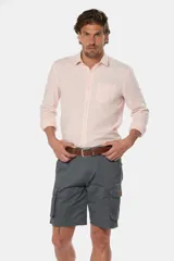 Bermuda cargo azul marino confeccionada en 98% algodón y 2% spandex, con bolsillos laterales.