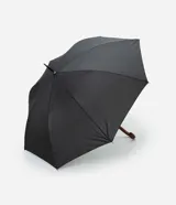 Paraguas automático negro con cabo curvo de madera y estructura reforzada. Confeccionado en poliéster resistente.