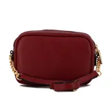 Cartera bandolera Vizzano de diseño rectangular, color bordó, con costuras acolchadas en patrón de chevrón. Presenta una placa metálica dorada con el logo de la marca en el frente y correa combinada de cadena y material sintético.