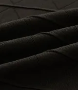 Suéter de punto color negro con cuello redondo, mangas largas y diseño con textura geométrica sutil en el frente.