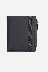 Billetera Mistral de PU color verde oliva con cierre de cremallera, compartimentos internos y banda elástica negra. Incluye caja de cartón.