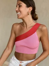 Top de punto de un hombro color rosa con detalle de banda ancha roja en el hombro.