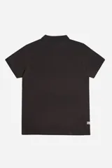 Remera polo color marrón, de manga corta, con cuello y tapeta de dos botones. Presenta el logo de la marca Mistral estampado en el pecho.