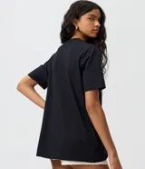 Remera de algodón negro con cuello redondo y mangas cortas, con gran estampado frontal inspirado en la película Titanic con Jack y Rose.