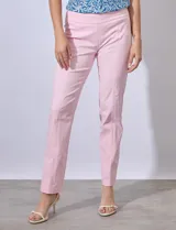 Pantalón de vestir color beige, marca Zac & Rachel, confeccionado en gabardina elastizada. Presenta pretina ancha con faja interna modeladora, largo de pierna con costura frontal pespunteada y bolsillos ojal simulados en la parte trasera.