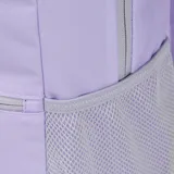 Mochila unisex color lila con base negra, bolsillo frontal con cierre, compartimento principal con cierre, bolsillos laterales de malla y presillas frontales para accesorios. Las correas de los hombros son ajustables y transpirables.