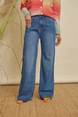 Jeans de pierna recta ancha y tiro medio, confeccionados en denim azul con sutil detalle deflecado en los bolsillos.
