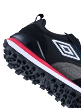 Championes urbanos Umbro modelo Venturi, con diseño multicolor en tonos gris, azul marino, blanco y detalles en rojo. Confeccionados en una combinación de cuero y malla, cuentan con suela de EVA y TPR para mayor confort y tracción.