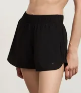 Bermuda deportiva modelo runner de corte holgado, con cintura elástica, bajo redondeado y bolsillo funcional trasero. Confeccionada en tejido de poliéster con elastano.