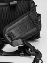 Bolso contenedor negro diseñado para bicicleta, confeccionado en textil de alta resistencia. Cuenta con dos compartimentos independientes con cierres metálicos, dos bolsillos laterales, cinta reflectiva frontal y correas reforzadas para montaje.