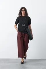 Remera blanca de manga corta confeccionada en algodón, con calce cómodo y mangas levemente abullonadas.