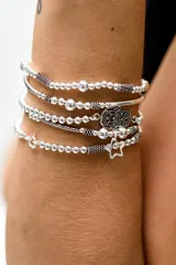 Pulsera de plata 925 con dije de mano de Fátima calada.