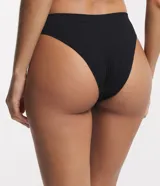 Bombacha de bikini femenina, sin costuras, de corte lateral mediano y textura acanalada.