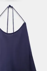 Vestido largo azul marino de viscosa, con cuello halter, espalda descubierta y diseño evasé en la parte inferior.
