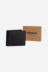 Billetera compacta Mistral de diseño minimalista, color negro, con acabado liso y logo de la marca grabado en relieve en el frente. Cuenta con múltiples compartimentos internos.