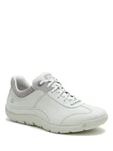 Championes de mujer Caterpillar modelo Versy Lo, color gris claro con detalles en gamuza más oscura en el talón y ojetes. Capellada de cuero nobuck y gamuza, con suela de goma y cordones.