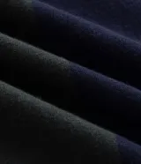 Suéter de punto con diseño de rayas horizontales anchas en bloques de color azul marino y verde oscuro. Presenta cuello tipo polo, mangas largas con puños acanalados y corte regular.