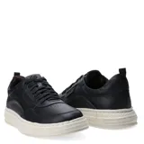 Championes urbanos Democrata modelo Jake, color beige, con diseño acordonado, costuras reforzadas y suela de goma texturizada. Presenta el logo de la marca grabado en el lateral y en la suela.