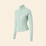 Chaqueta deportiva de ajuste entallado en color verde menta, con cuello alto, cierre frontal completo y mangas largas con orificio para el pulgar.