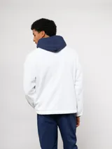 Campera de polar blanca con capucha y detalles en azul marino, con cierre frontal completo. Presenta el logo de Umbro y el escudo del Club Nacional de Football en el pecho.
