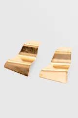 Par de caravanas doradas con forma geométrica irregular y textura acanalada.