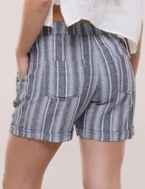 Short de lino color blanco, con calce relajado, cintura elastizada con cordón de ajuste y bolsillos diagonales.