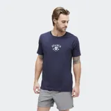 Remera azul marino de manga corta con cuello redondo y estampado frontal con el logo de la marca y una raqueta de ping pong.