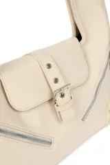 Cartera negra con correa de hombro, cierre superior y dos cierres diagonales decorativos en el frente.