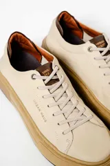 Championes urbanos Urban Haus, color beige con suela de plataforma en tono tostado y detalle en cuero marrón en el talón.