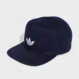 Gorra Adidas azul marino con visera plana y el logo del Trifolio bordado en blanco en el panel frontal.