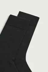 Par de calcetines de lana color gris oscuro, con acabado en rib elástico.