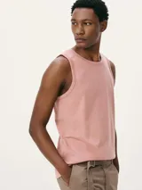 Musculosa básica color rosa viejo, con cuello redondo y sisas amplias.