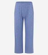 Pijama largo de dos piezas color celeste con lunares blancos. La parte superior es una blusa de manga larga con escote en V, y la parte inferior es un pantalón con cintura elástica.