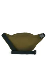 Riñonera negra de la marca JanSport, modelo Fifth Avenue, con parche frontal de la marca y cierres metálicos.