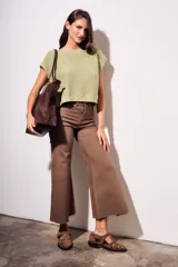 Chaleco sin mangas de tejido de punto color rosado pálido, con textura calada y acabado lurex, corte al cuerpo y cuello redondo.