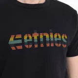 Remera blanca de manga corta con el logo de Etnies estampado en el pecho con diseño de cuadros en colores rojo, amarillo y verde.