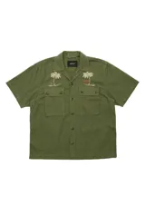 Camisa militar de manga corta color verde oliva, con cuello cubano, dos bolsillos frontales con tapa y bordados de palmeras en el pecho.