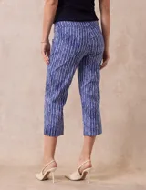 Pantalón capri de gabardina elastizada estampada, marca Zac & Rachel, con pretina ancha elastizada.