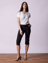 Pantalón capri de denim elastizado, color celeste.