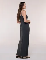 Vestido maxi de modal con estampado de rayas horizontales, escote redondo y tirantes finos. Presenta un corte debajo del busto con fruncido y una falda fluida con abertura lateral.