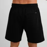 Bermuda O'Neill de felpa color negro, con cintura elástica con cordón ajustable, bolsillos laterales y pequeño parche con logo de la marca en el borde inferior.