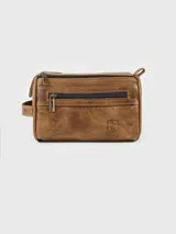 Necessaire de cuero color marrón, con cierre principal y bolsillo frontal con cierre, además de un asa lateral para facilitar su transporte.