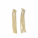 Par de aros colgantes largos en color dorado, con diseño de nudo en la parte superior y múltiples cadenas finas que caen en forma de flecos.