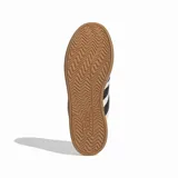 Championes Adidas Grand Court Alpha de estilo urbano, confeccionados en cuero sintético color beige con las icónicas tres tiras laterales en negro. Presentan un diseño de corte bajo con mediasuela Cloudfoam para mayor amortiguación y suela de caucho color caramelo.